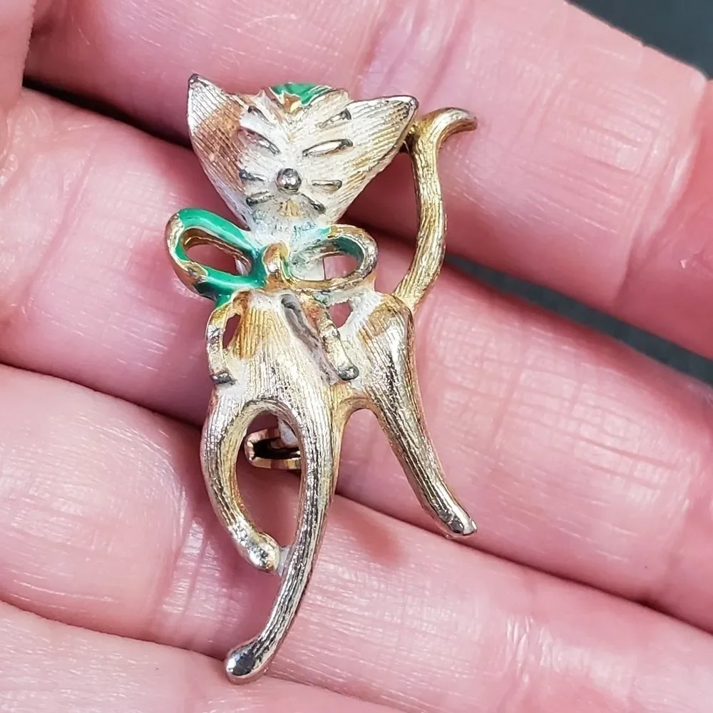Gerry's vintage gold tone kitty with bow brooch